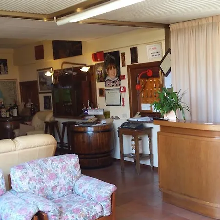 Готель Flores Марина-ді-П'єтразанта