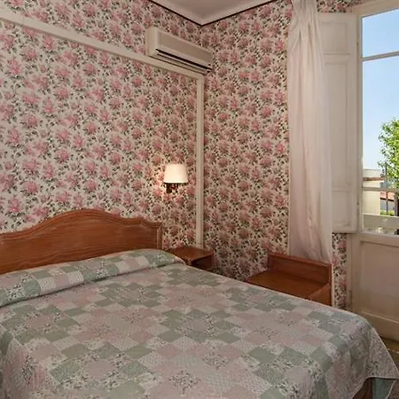 Flores Готель Марина-ді-П'єтразанта